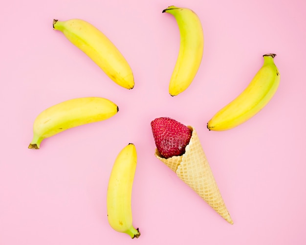 Fresas en cucurucho y plátanos.