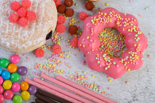 Fresas y donas cubiertas con una gran cantidad de glaseado y cobertura.