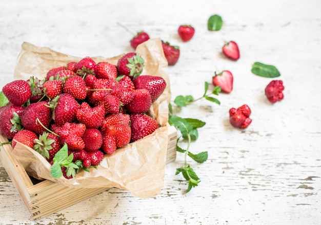 Fresas frescas en una caja de madera, concepto de bayas frescas de verano