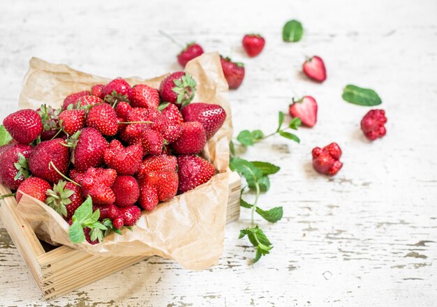 Fresas frescas en una caja de madera, concepto de bayas frescas de verano