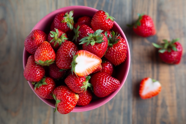 Fresas frescas en la mesa de madera.