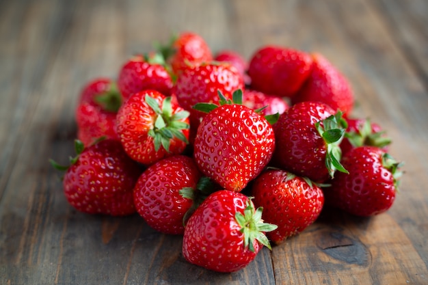 Fresas frescas en la mesa de madera.