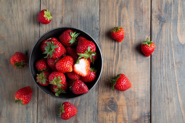 Fresas frescas en la mesa de madera.