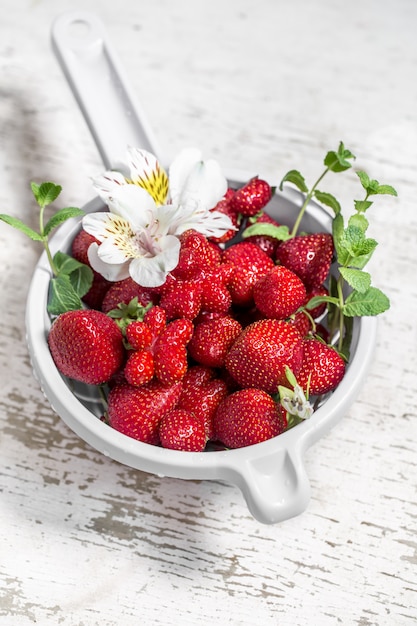 Fresas frescas en un recipiente para lavar