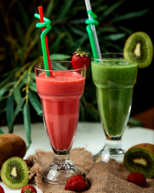 Foto gratuita fresas y kiwis frescos en la mesa