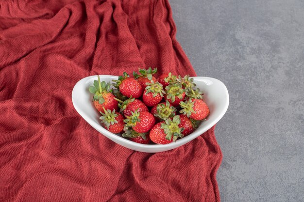 Fresas maduras frescas en un tazón blanco. Foto de alta calidad