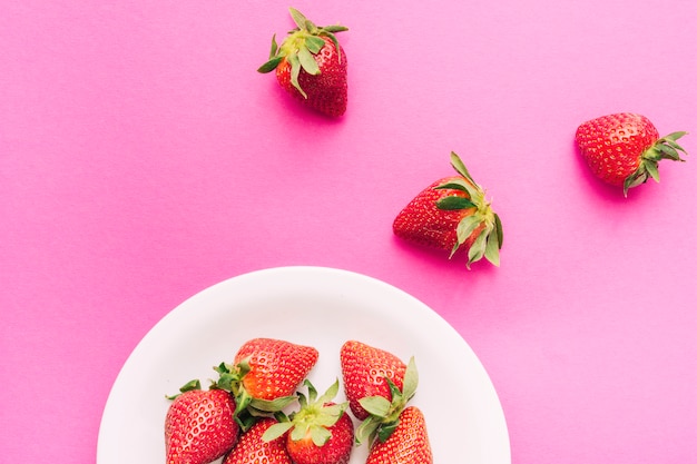 Fresas maduras con hojas en placa