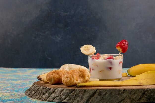 Fresas en nata acompañadas de plátano y hojaldre