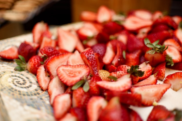 Las fresas recién cortadas se encuentran en el plato blanco