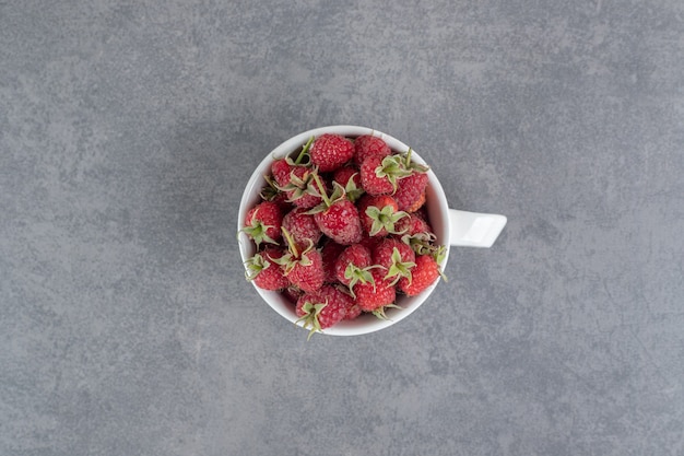 Fresas rojas deliciosas en taza blanca. Foto de alta calidad