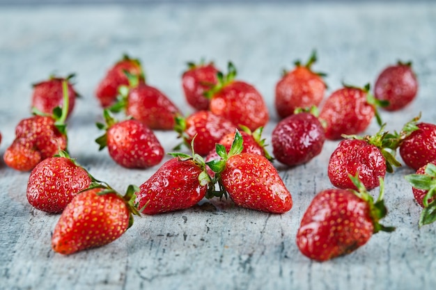 Foto gratuita fresas rojas frescas sobre superficie de mármol