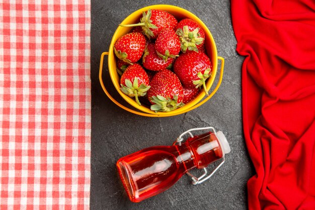 Fresas rojas frescas de la vista superior en la baya de la frambuesa del color de la fruta oscura de la mesa