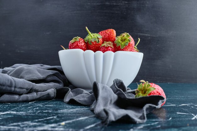 Foto gratuita fresas en una taza de cerámica blanca.