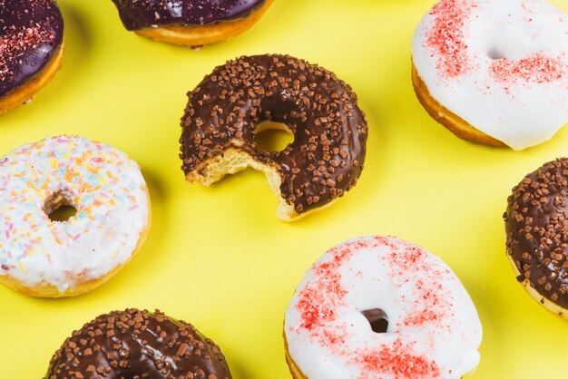 Frescas y deliciosas rosquillas de chocolate con mordedura de boca