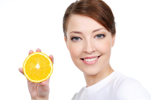 Fresco de fruta y belleza de rostro aislado en blanco