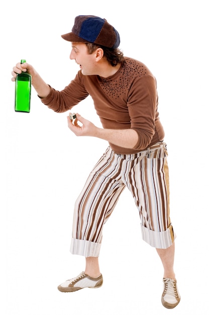 Fresco joven con una botella verde