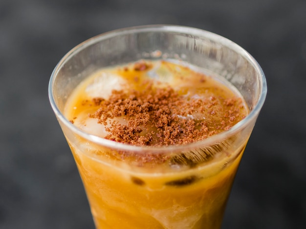 Foto gratuita fresco y sabroso cóctel de naranja con hielo y canela