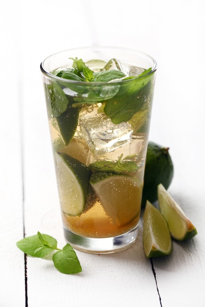 Fresco sabroso menta mojito sobre una mesa