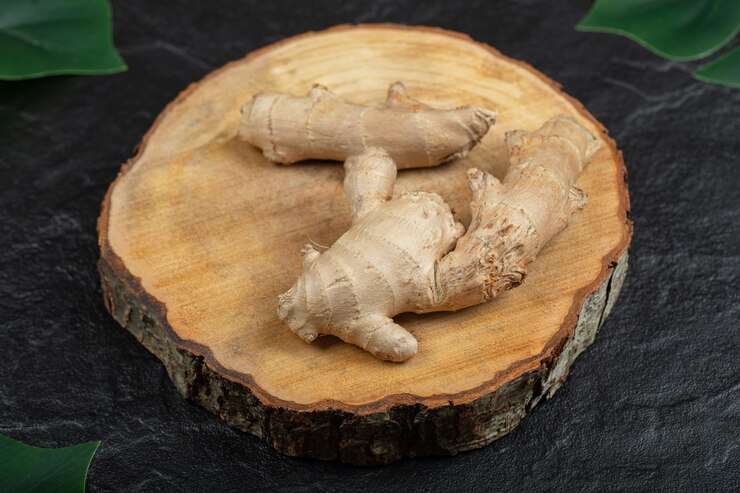 Photo Gratis fresh gingers rhizome or root on wooden board.