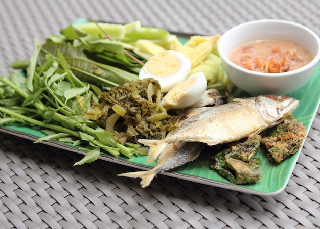 Fried pescado de caballa, salsa de chile y vegetales fritos