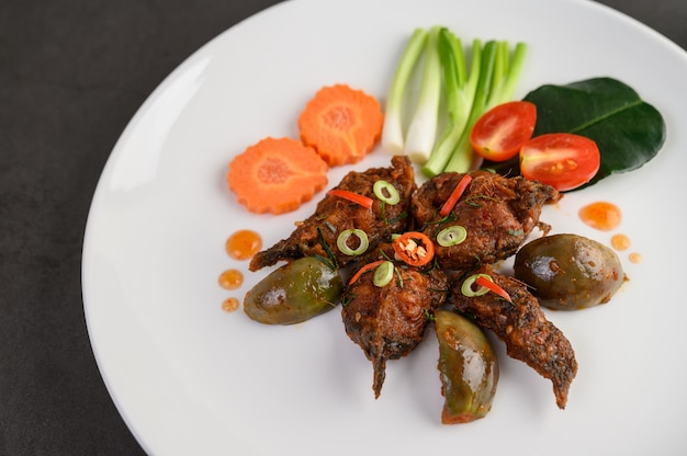 Fried Stir Catfish picante en la placa blanca, comida tailandesa.