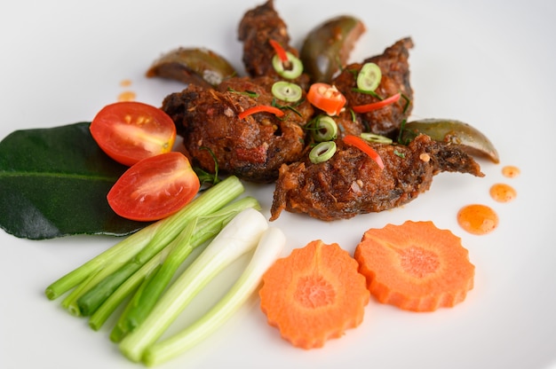 Fried Stir Catfish picante en la placa blanca, comida tailandesa.