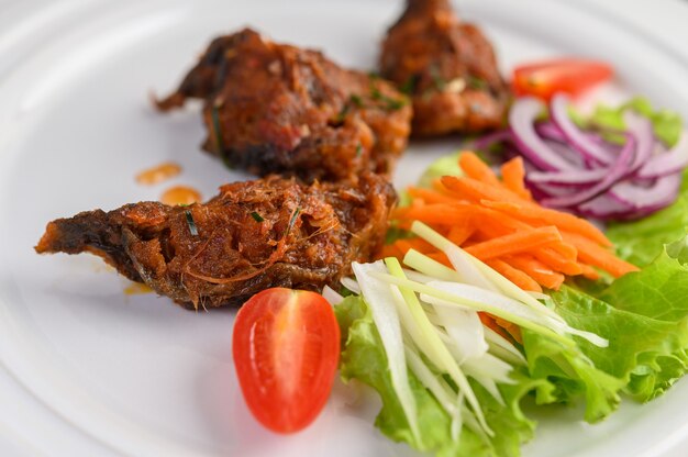 Fried Stir Catfish picante en la placa blanca, comida tailandesa.