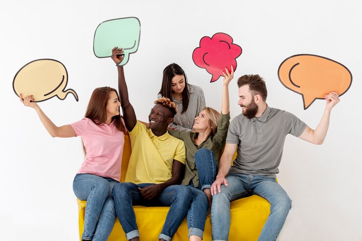 Photo Gratis friends looking at each other and holding chat bubble