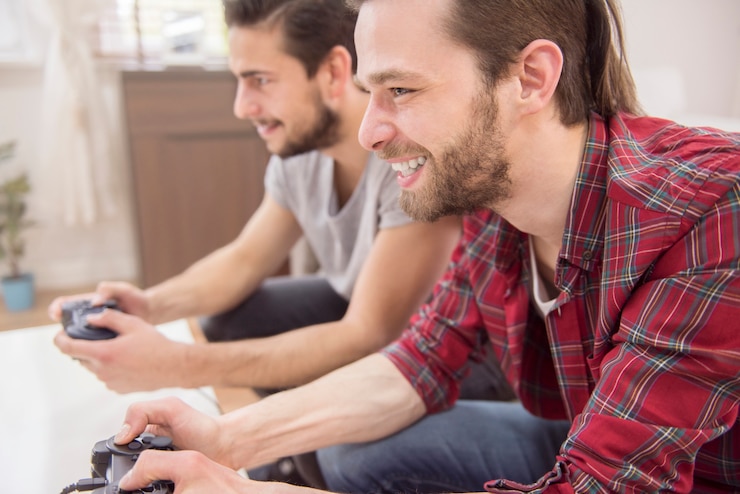 Photo Gratis friends playing videogames