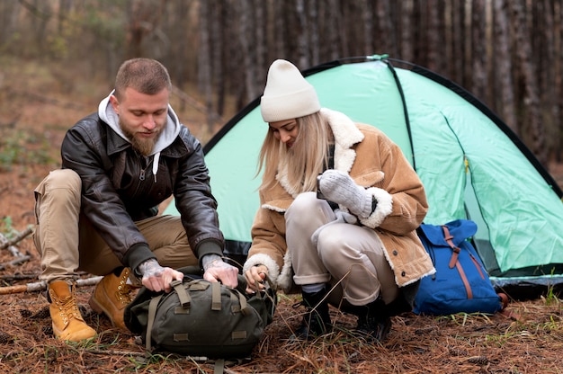 Foto gratuita friensds disfrutando de su campamento de invierno