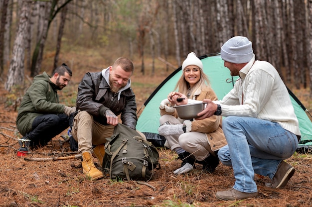 Friensds disfrutando de su campamento de invierno