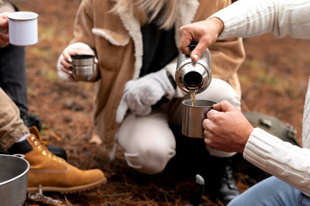 Friensds disfrutando de su campamento de invierno