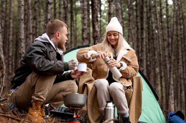 Foto gratuita friensds disfrutando de su campamento de invierno