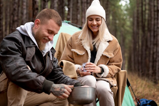 Friensds disfrutando de su campamento de invierno