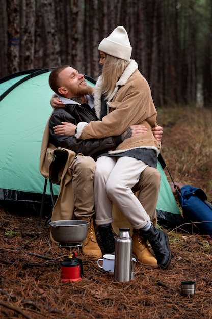 Foto gratuita friensds disfrutando de su campamento de invierno