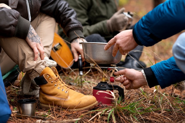 Foto gratuita friensds disfrutando de su campamento de invierno