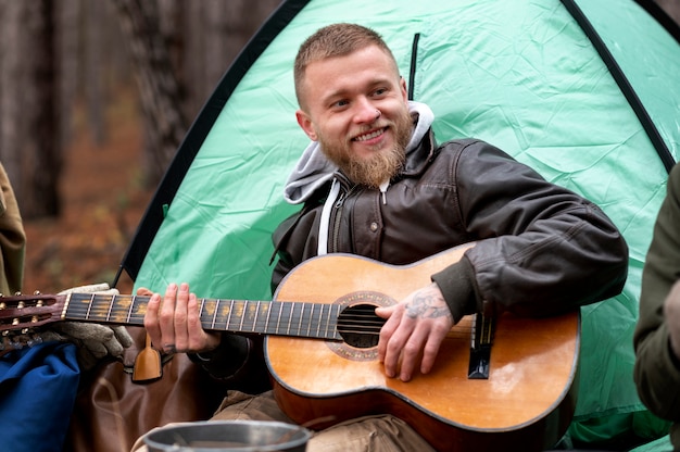 Foto gratuita friensds disfrutando de su campamento de invierno