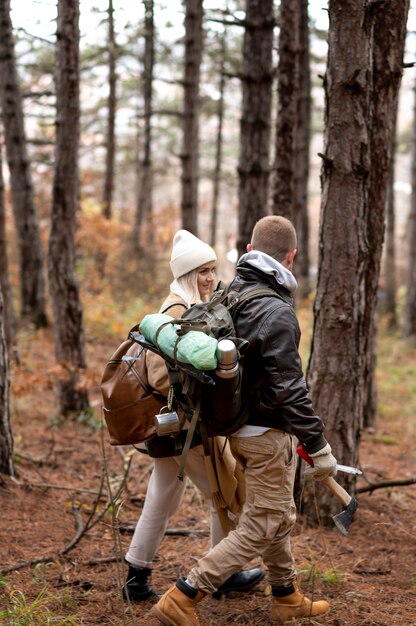 Foto gratuita friensds disfrutando de su campamento de invierno