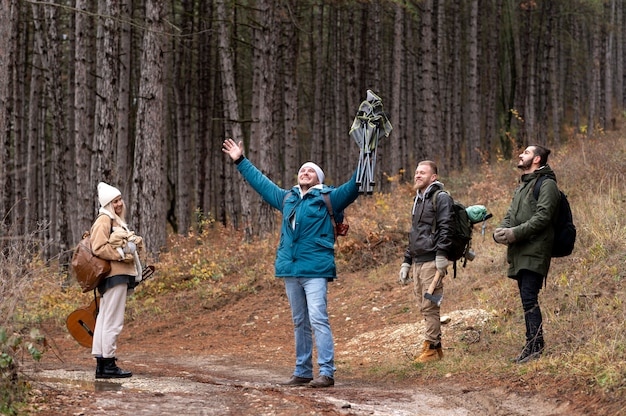 Foto gratuita friensds disfrutando de su campamento de invierno