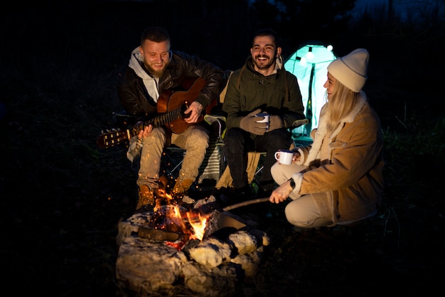 Friensds disfrutando de su campamento de invierno