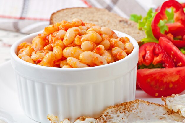 Frijoles al horno en una salsa de tomate suave