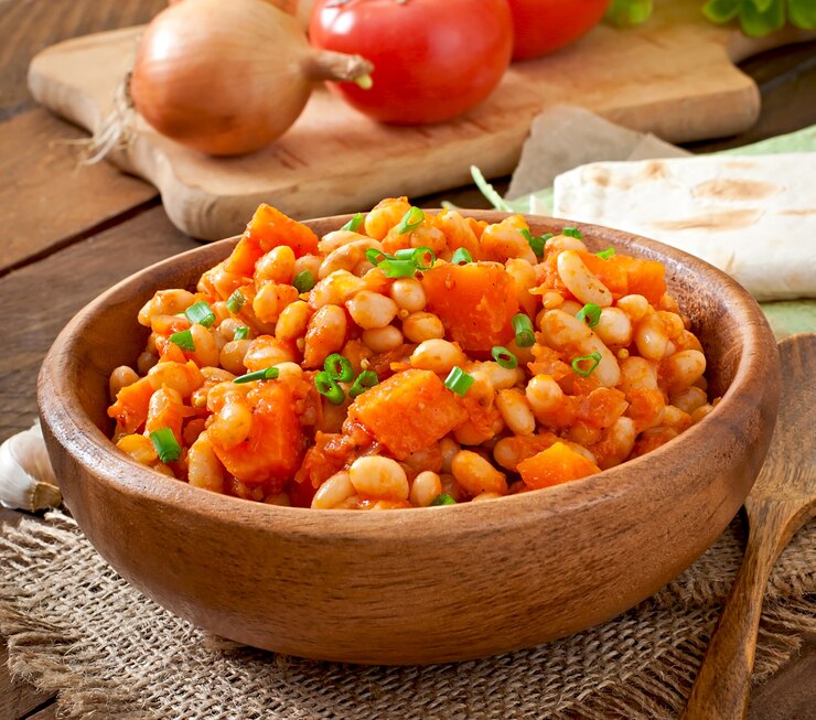 Foto gratuito frijoles blancos estofados y calabaza en rebanadas en salsa de tomate