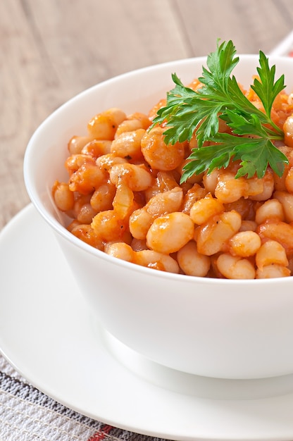 Frijoles blancos guisados en salsa de tomate