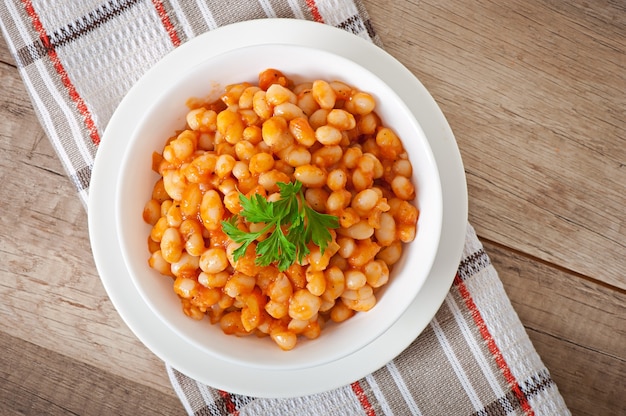 Foto gratuita frijoles blancos guisados en salsa de tomate