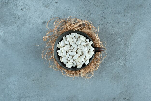 Frijoles blancos en una olla metálica negra. Foto de alta calidad