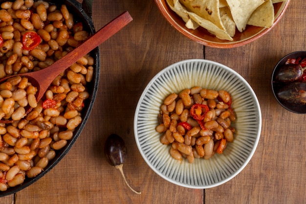 Foto gratuita frijoles de chile laicos plana en un tazón