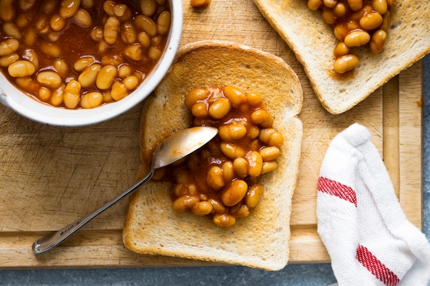 Foto gratuita frijoles horneados sobre una tostada comida fácil para el desayuno