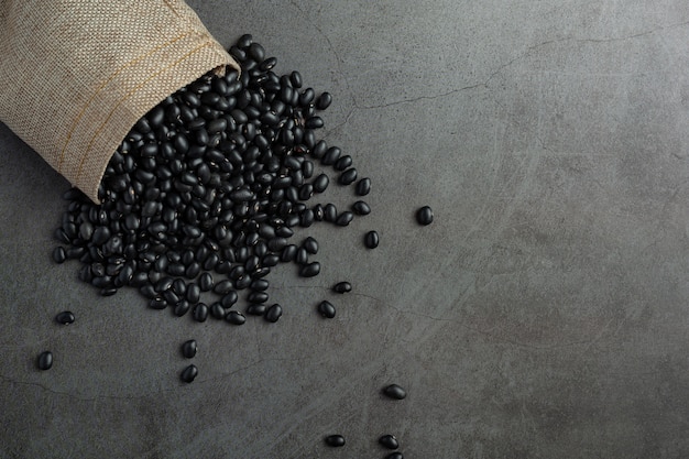 los frijoles negros salen de la bolsa al piso