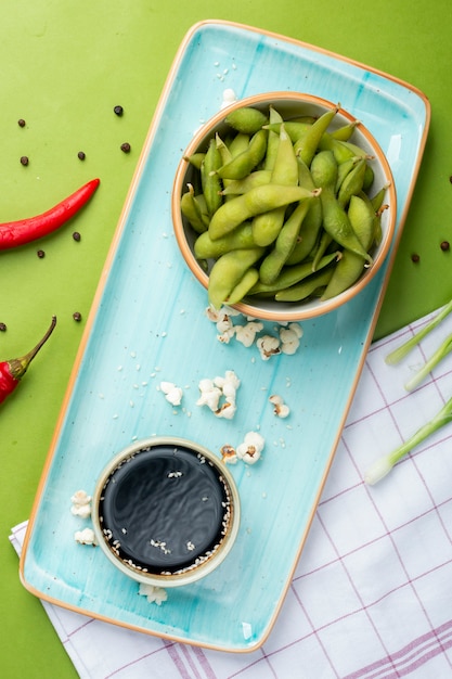 Foto gratuita frijoles con palomitas de maíz en bandeja