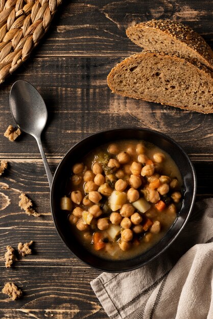 Frijoles planos en un tazón